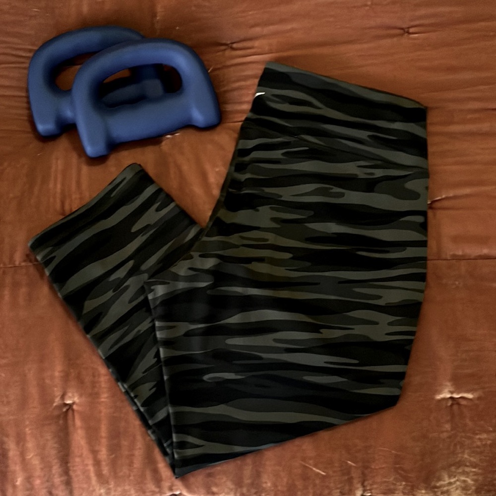 Old Navy Go-Dry camo capri leggings ⭐️